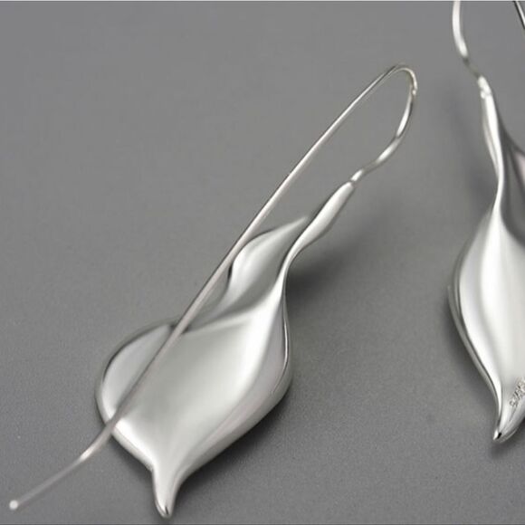 Calla Lily Flower Dangle Earrings Silver Tone Jewelry - Picture 8 of 13